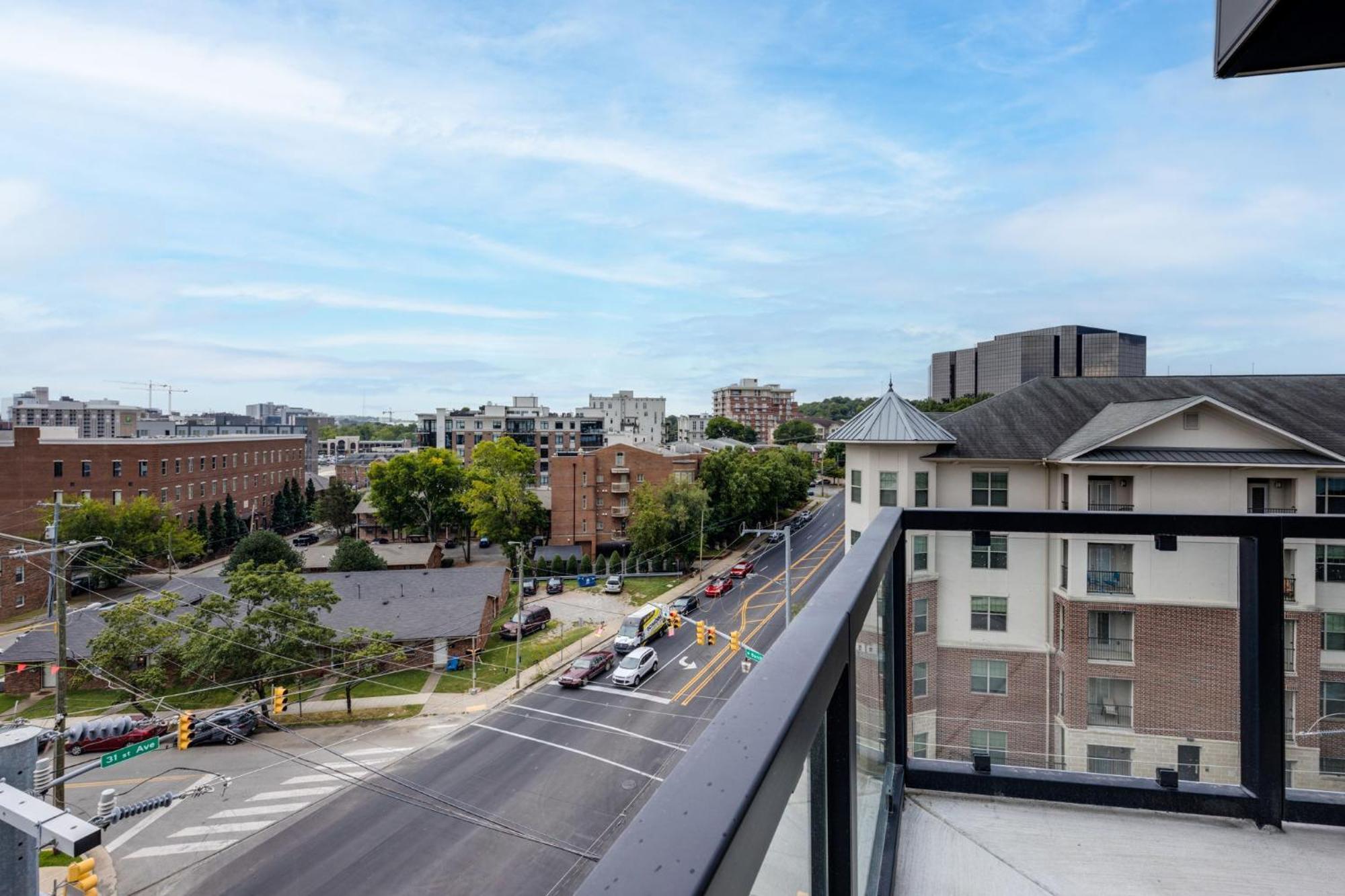 Elegant Corner Penthouse With Private Balcony, Skyline Views, Pool, And Gym Apartment Nashville Exterior photo