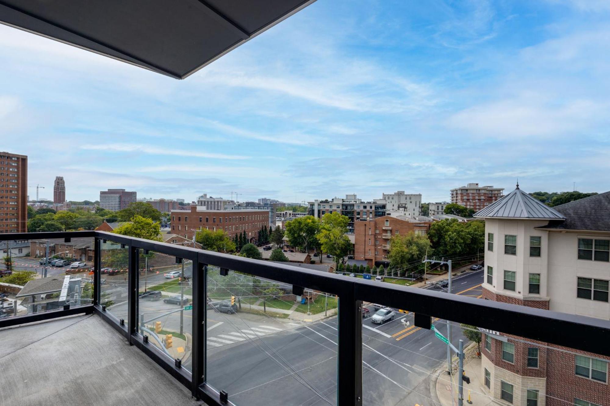 Elegant Corner Penthouse With Private Balcony, Skyline Views, Pool, And Gym Apartment Nashville Exterior photo